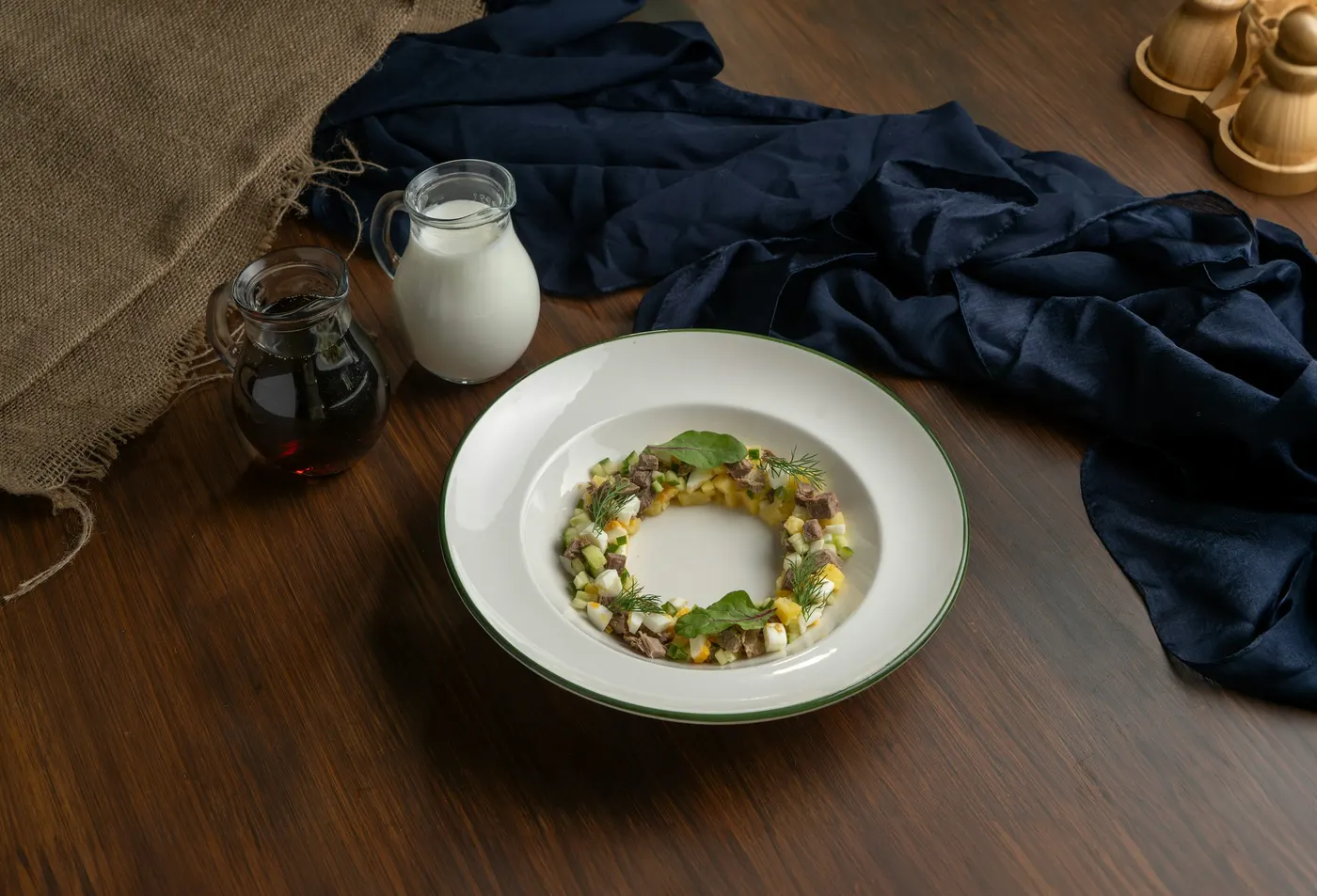 Een gerecht in een witte schaal op een houten tafel