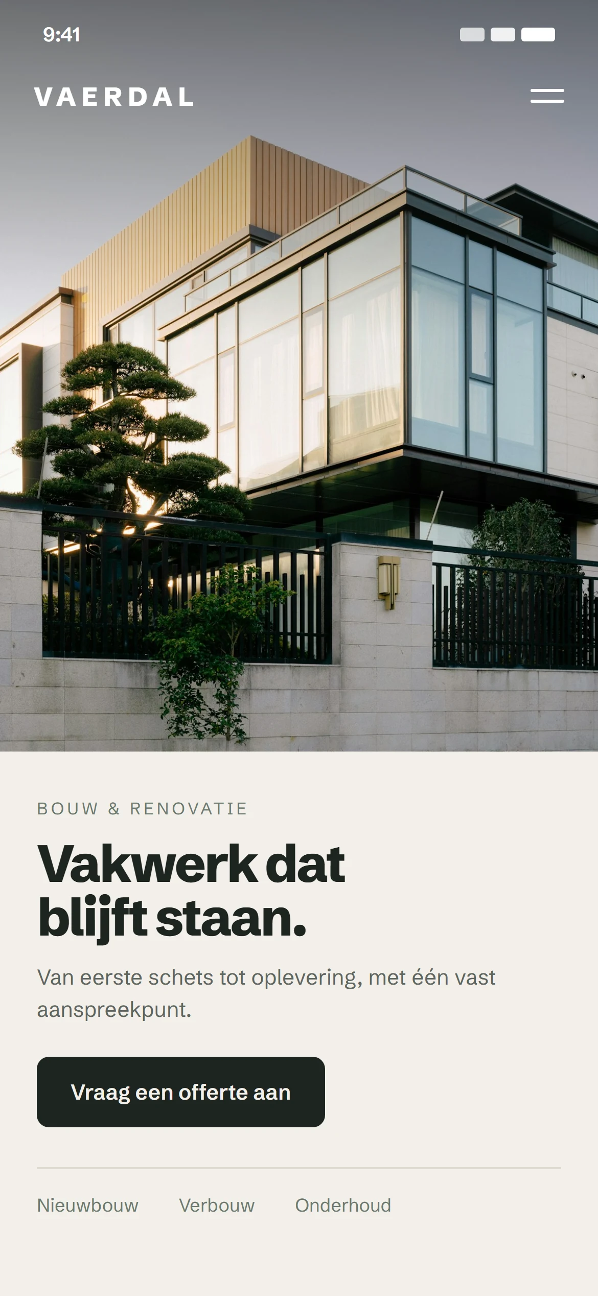Voorbeeldontwerp: website van een bouwbedrijf op een telefoon